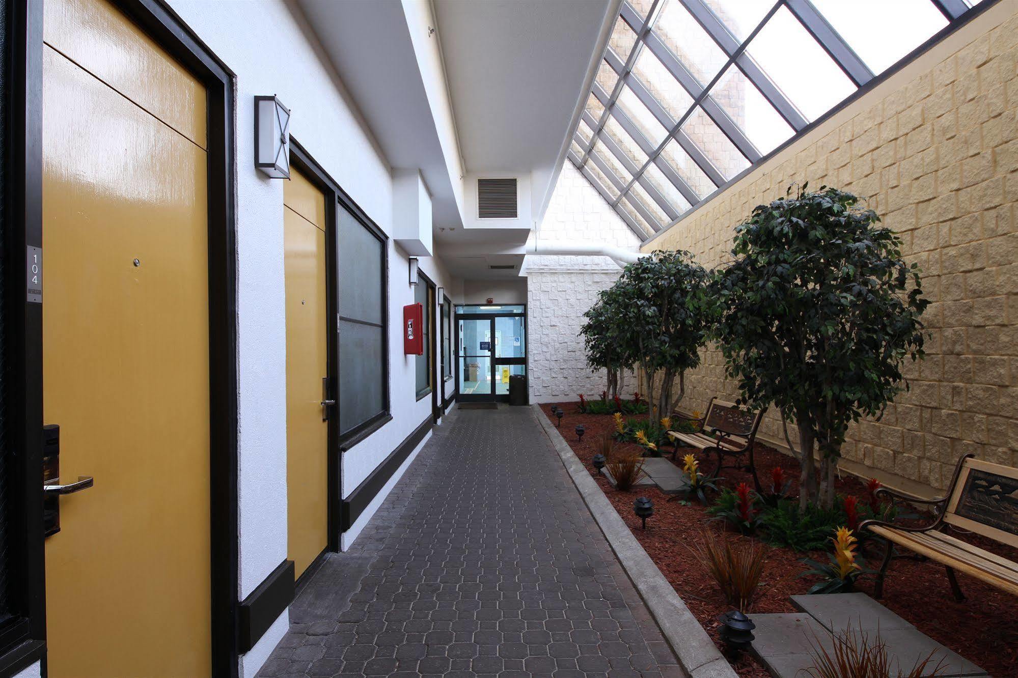 The Barclay Towers Hotel And Resort Virginia Beach Eksteriør billede